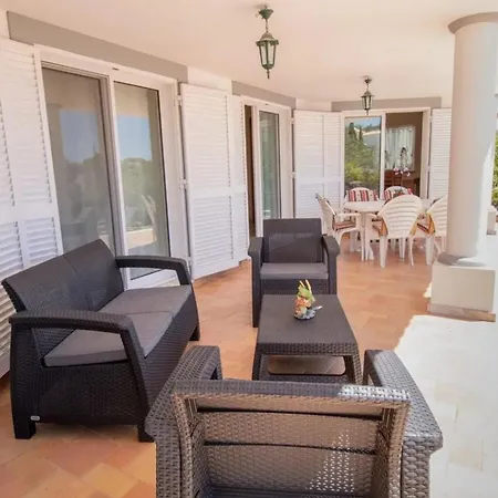 Spacious With Traditional Design Casa de Férias