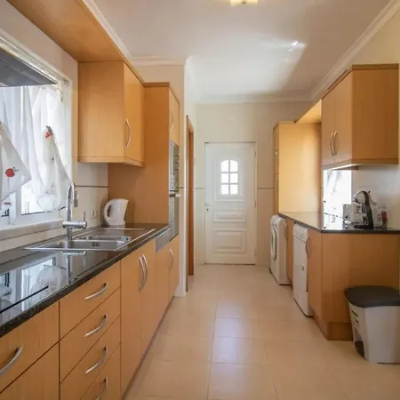 Spacious With Traditional Design Дом отдыха *
