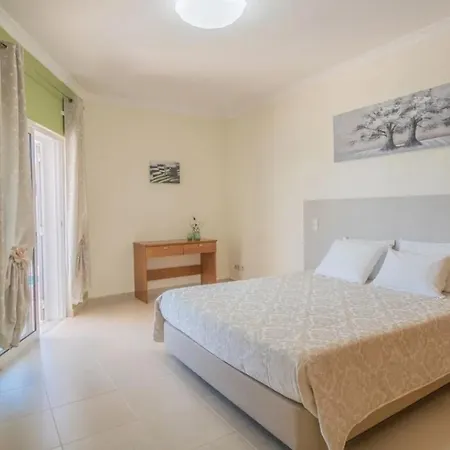 Spacious With Traditional Design Дом отдыха